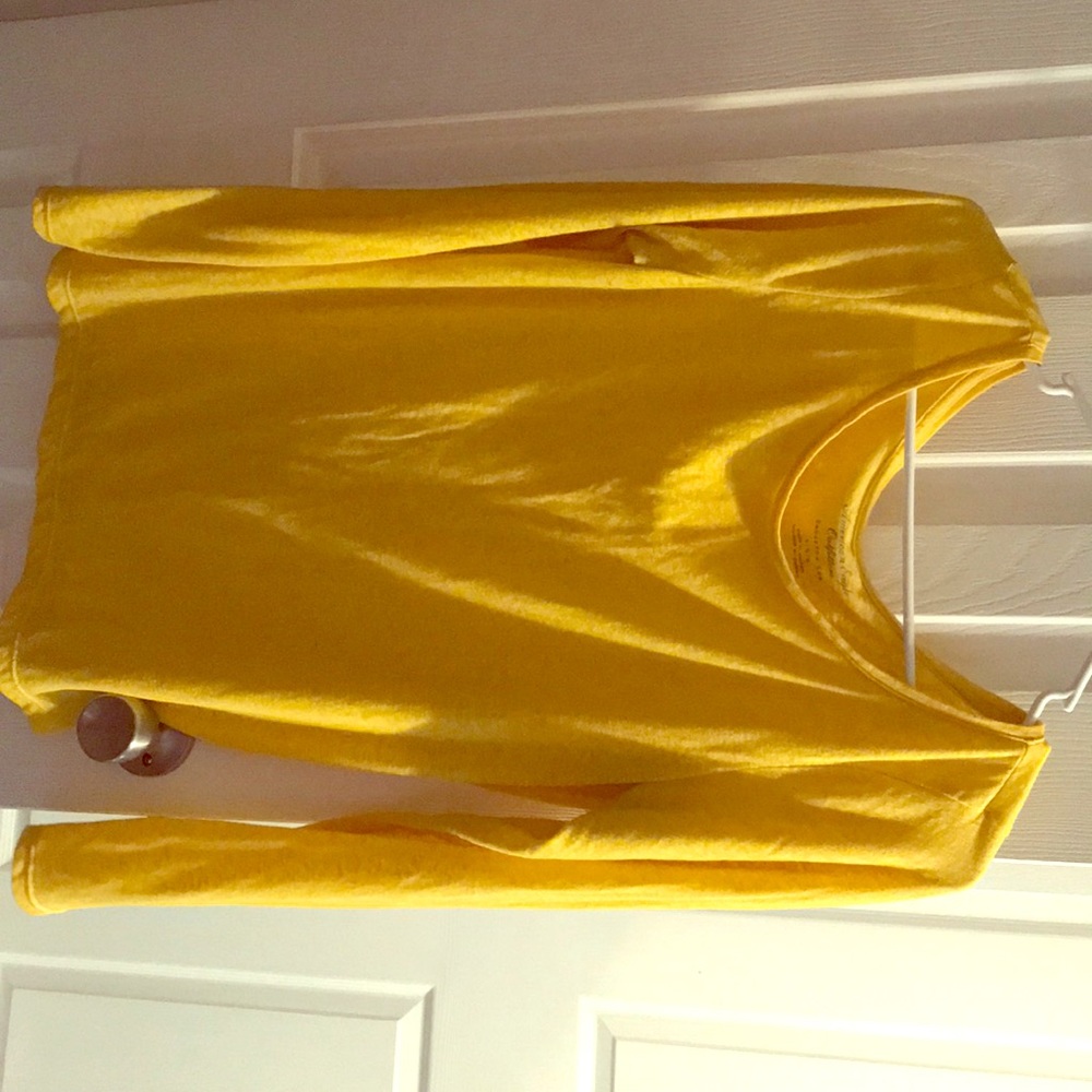 Yellow American eagle favorite tee. Large